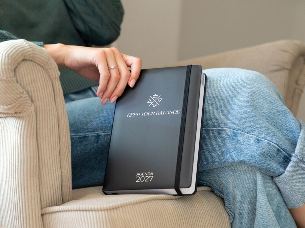 Agenda de trabalho 2027 de estilo minimalista em preto com capa dura e fecho elástico ALE-HOP.