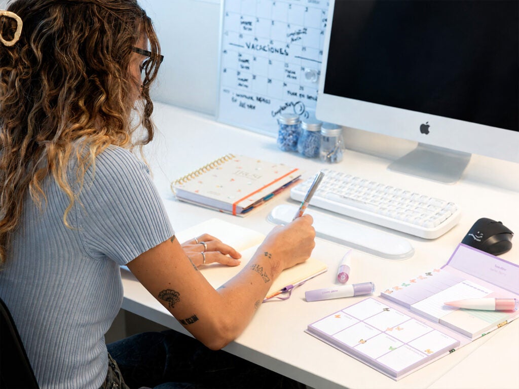 Planner semanal de sobremesa y accesorios de oficina