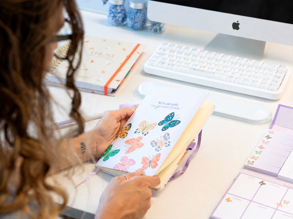 Libretas bonitas con diseño de mariposas en la oficina