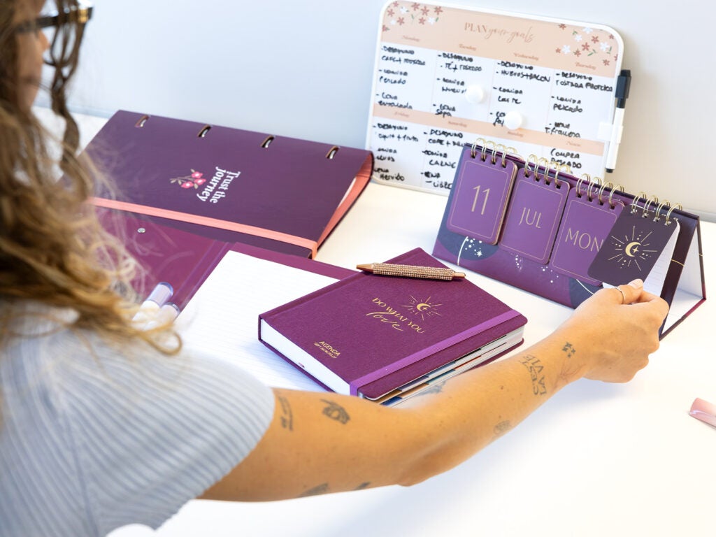 Organización oficina con calendario sobremesa y agenda