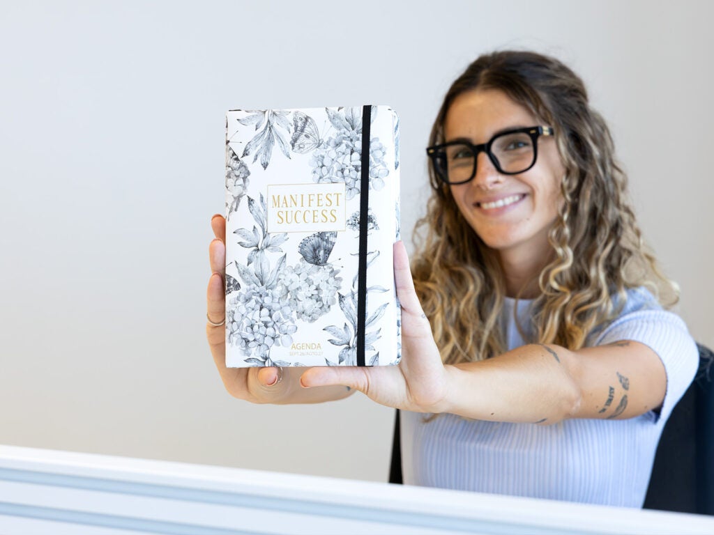 Agenda anual de tapa dura con diseño floral bonito