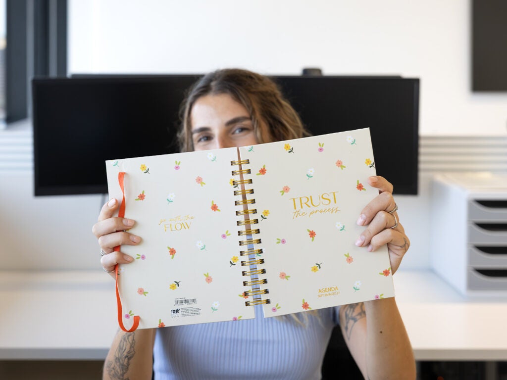 Mostrando agenda de oficina con anillas Trust the process