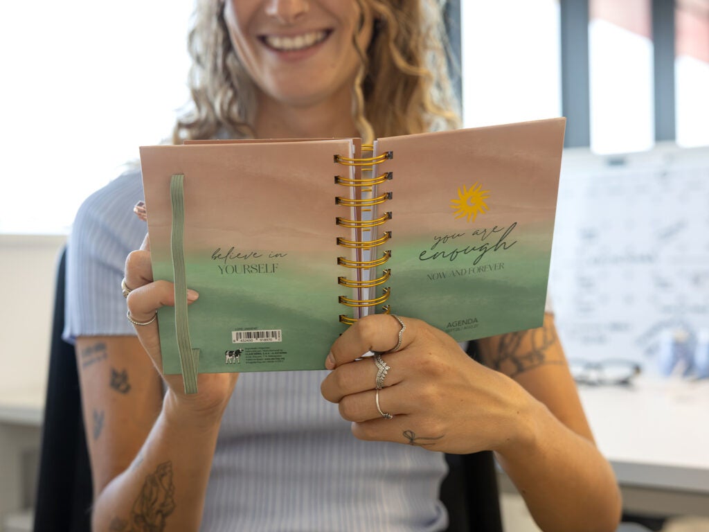 Agenda anual con anillas y diseño degradado positivo