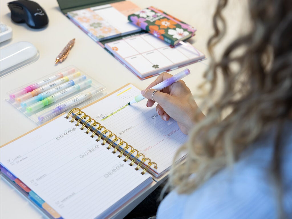 Subrayadores pastel usados en agenda anual con anillas