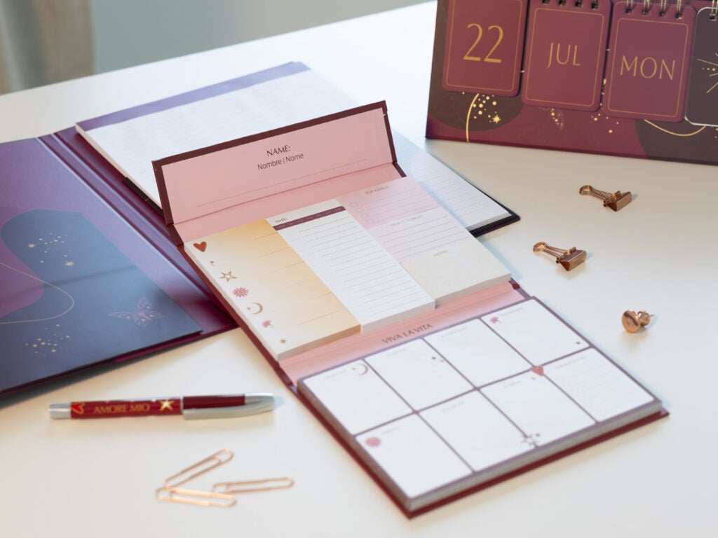 Planner semanal y notas adhesivas bonitas de sobremesa