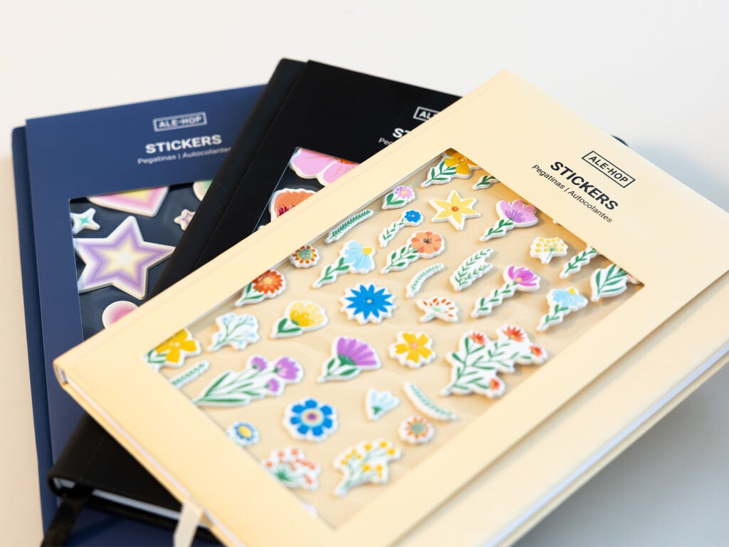 Cuadernos tapa dura con stickers para personalizar