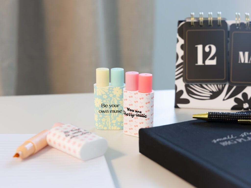 Set de subrayadores pastel y calendario sobremesa original