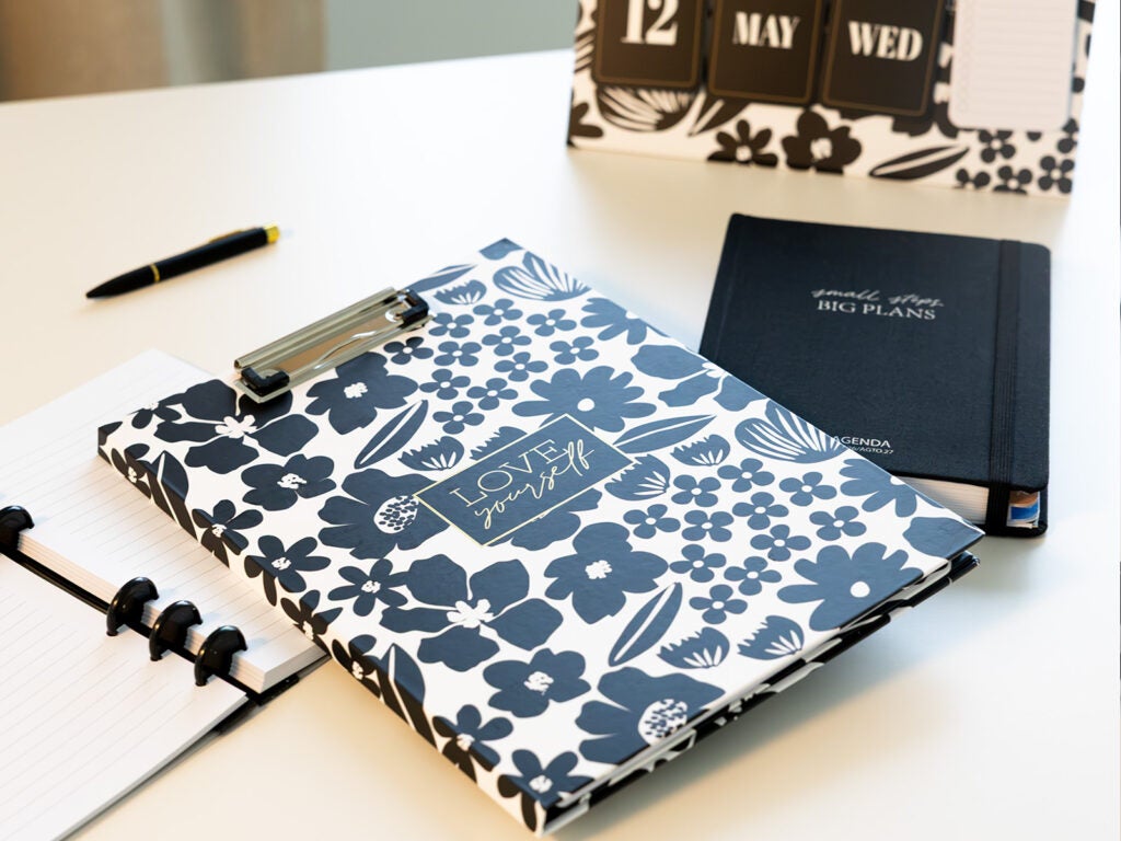 Carpetas con clip para escritorio y agenda tapa dura