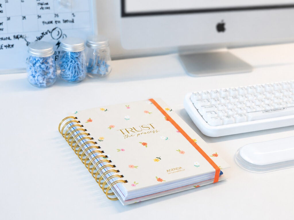 Agenda de oficina con anillas y portada con flores