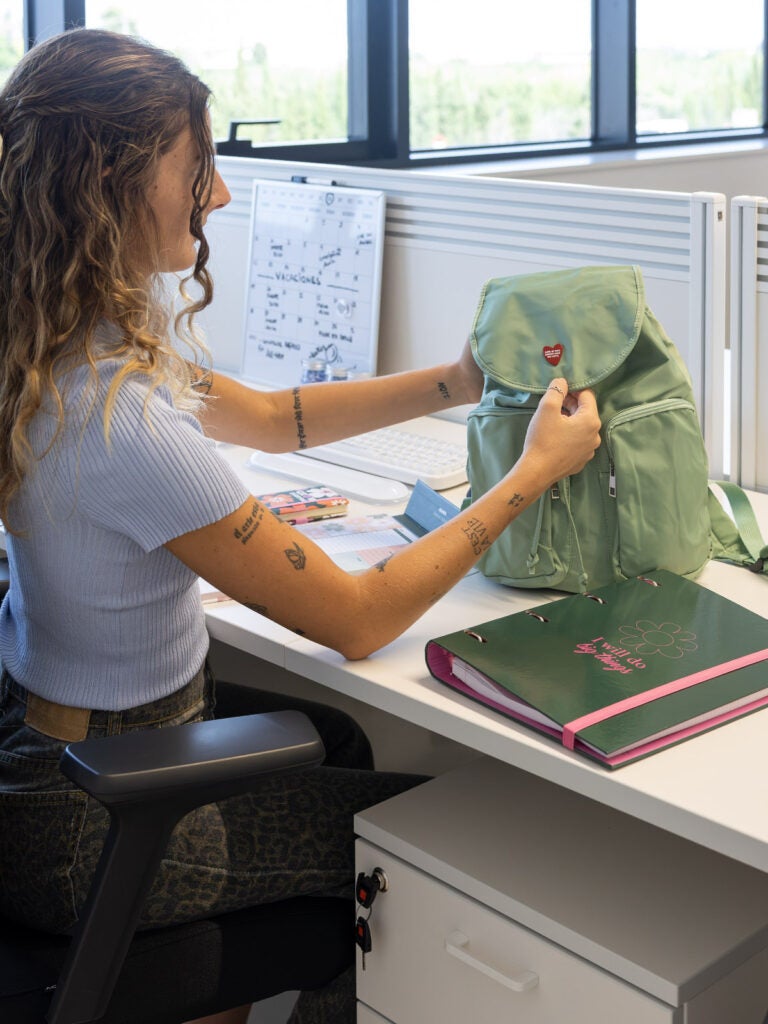 Mochila oficina verde pastel y carpeta clasificadora