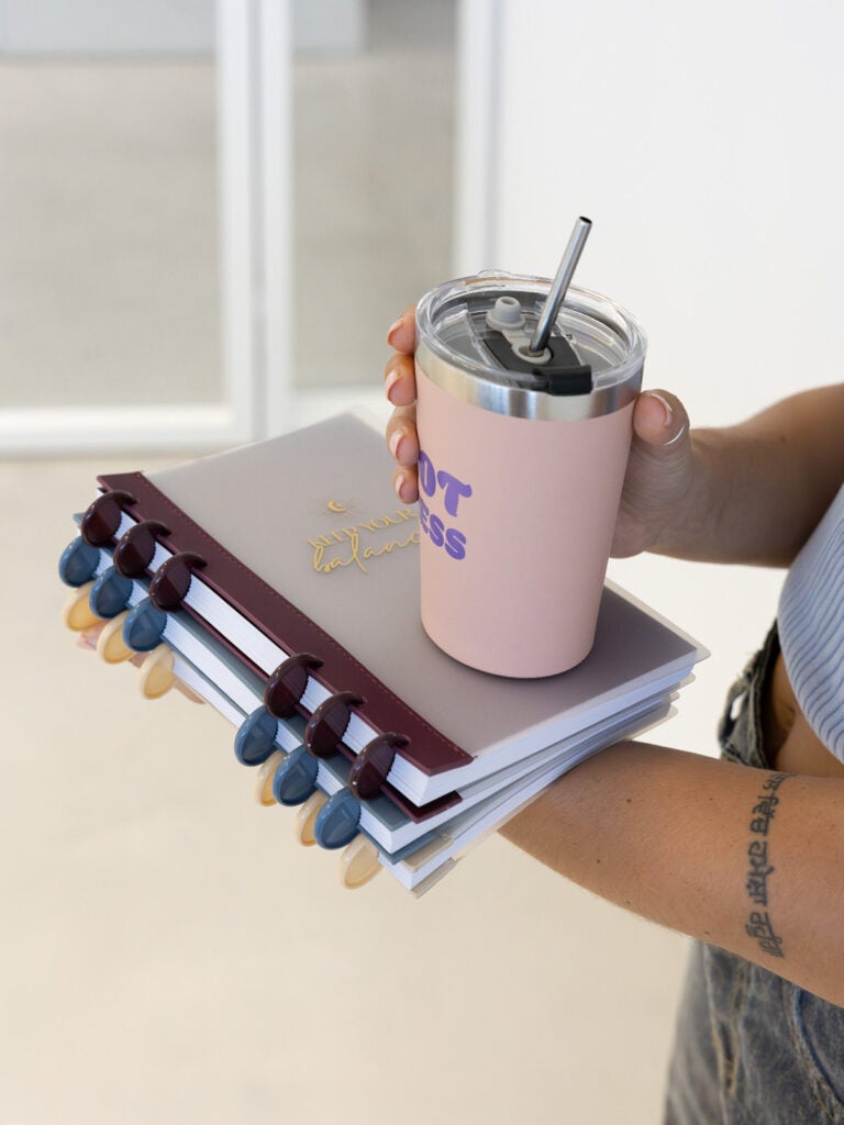 Libretas de discos de colores y termo para la oficina