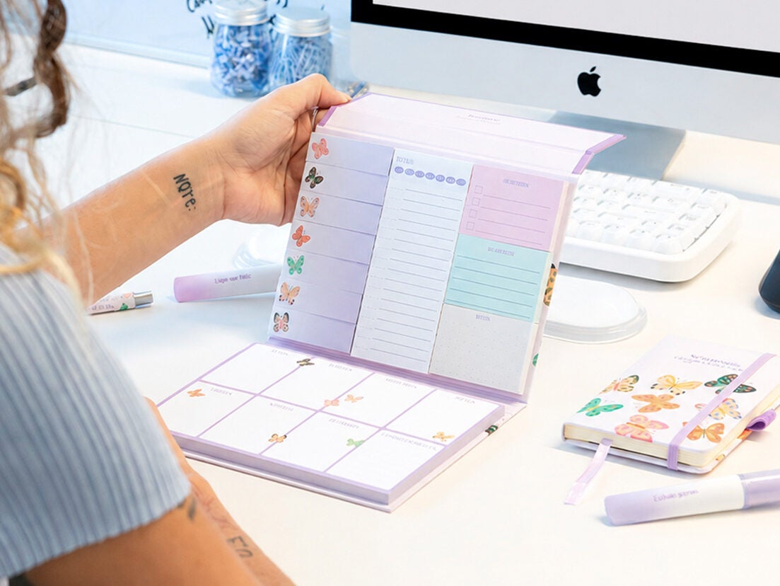 Planner settimanale da tavolo con foglietti adesivi