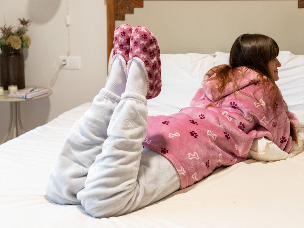 Zapatillas de estar por casa calentitas con estampado de huellas