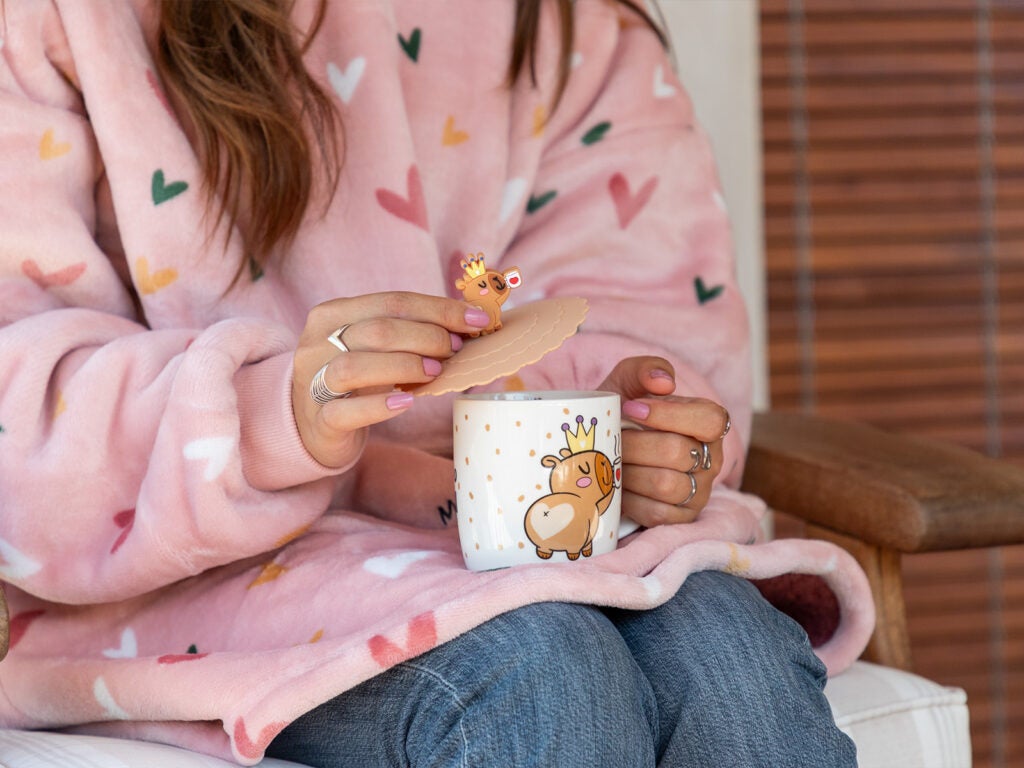 Taza divertida con tapa de silicona de capibara