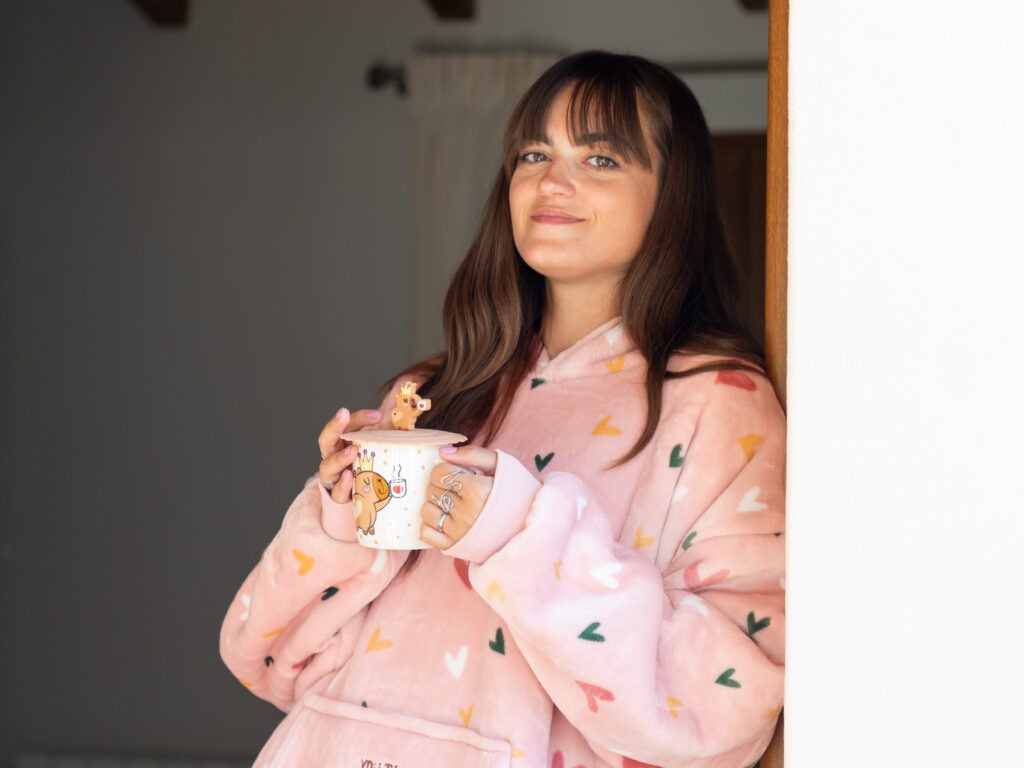 Taza divertida de capibara y chica con batamanta suave