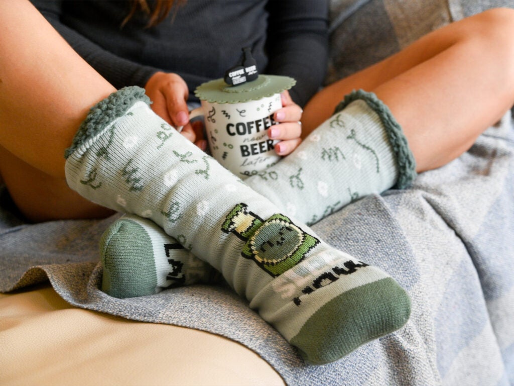 Taza con frase y calcetines gruesos para estar por casa