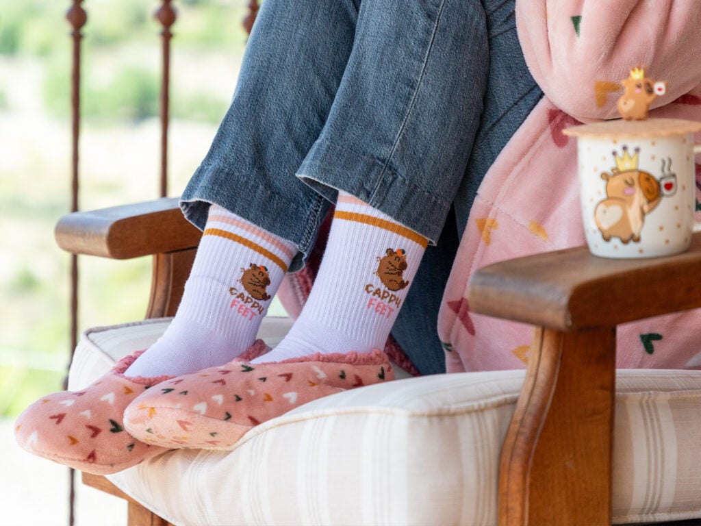 Zapatillas de estar por casa calentitas y calcetines divertidos