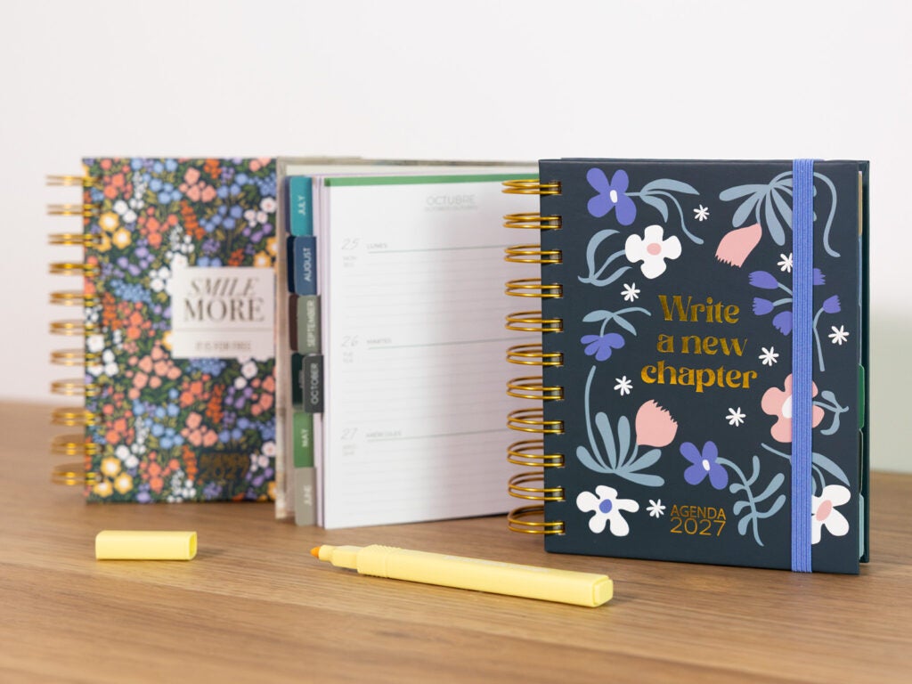 Agendas anuais com separadores mensais e padrão floral
