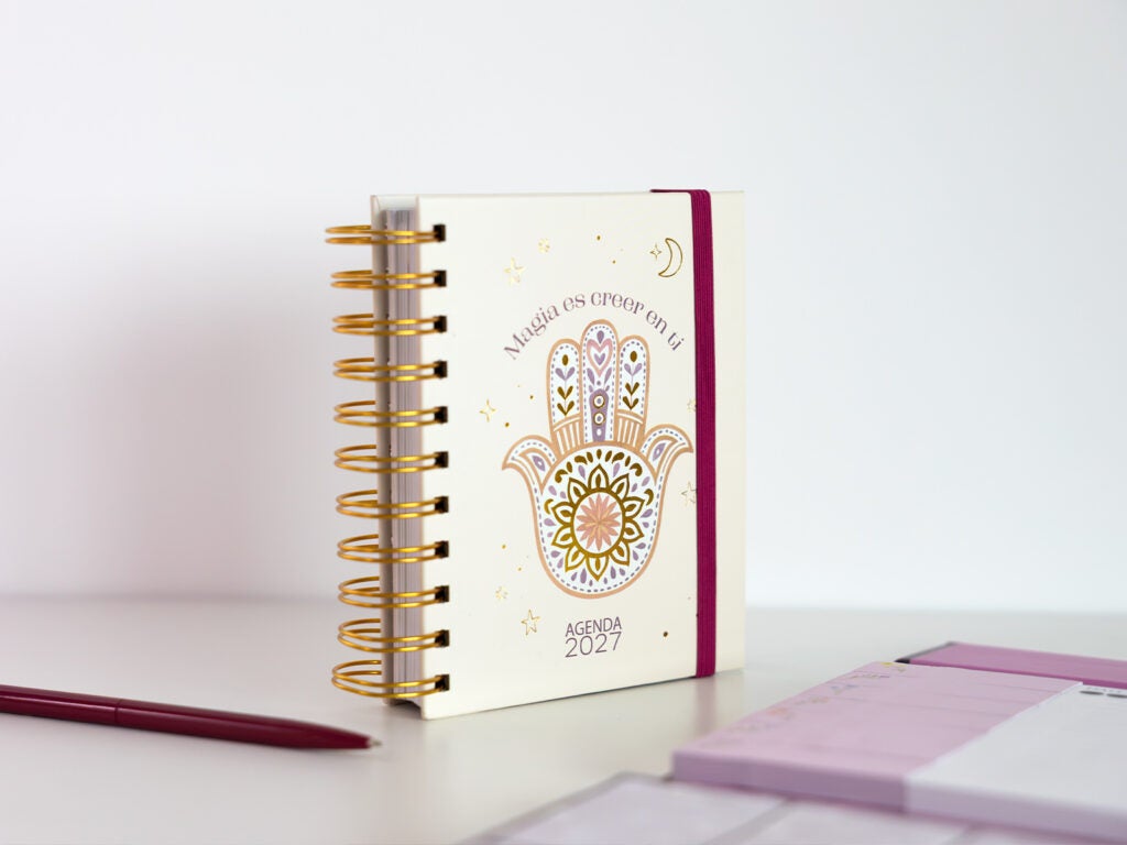 Agenda anual bonita 2027 com mão de Fátima e espiral dourada