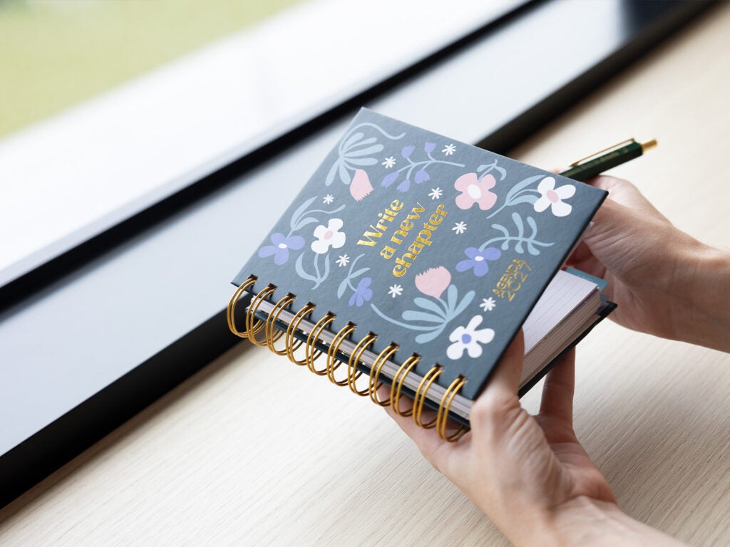 Agenda anual pequena 2027 com espiral e bonito padrão floral