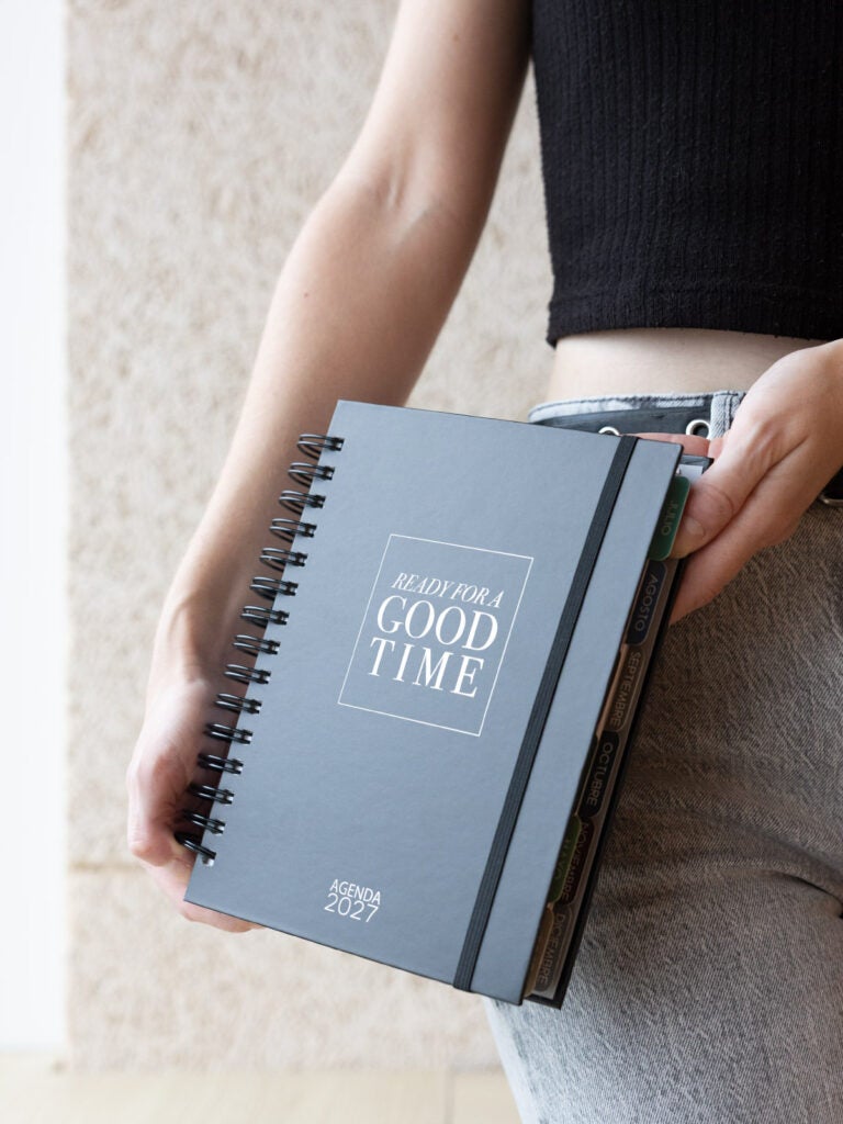 Agenda anual com separadores mensais e espiral preta