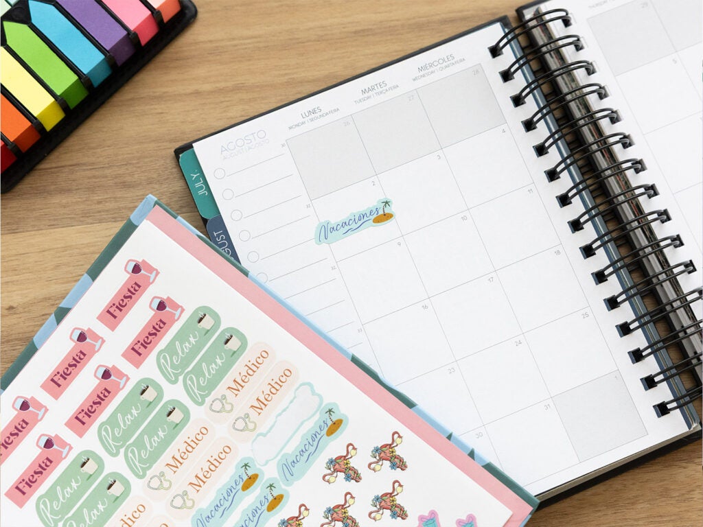 Agenda com autocolantes e espiral para organizar tarefas em 2027