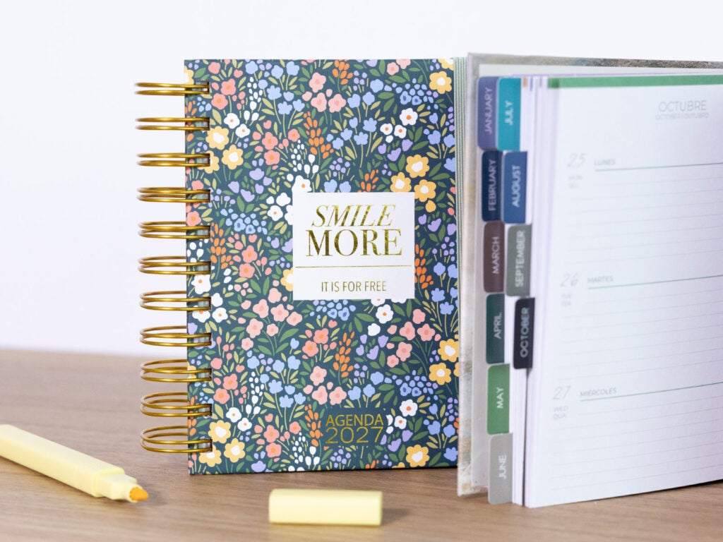Agenda anual com separadores mensais e espiral dourada