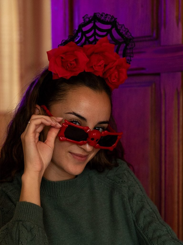 Gafas de calavera y diadema con flores en accesorios de Halloween