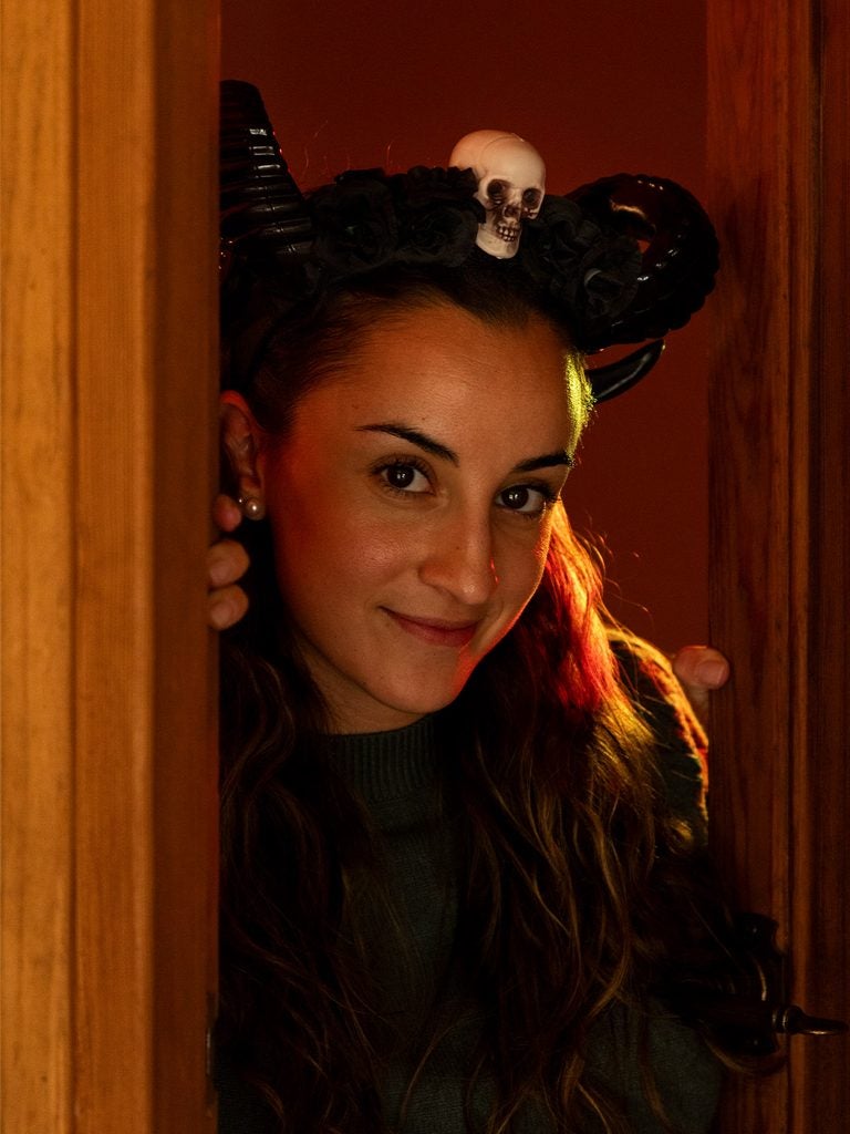 Diadema de cuernos y calavera entre los accesorios de Halloween