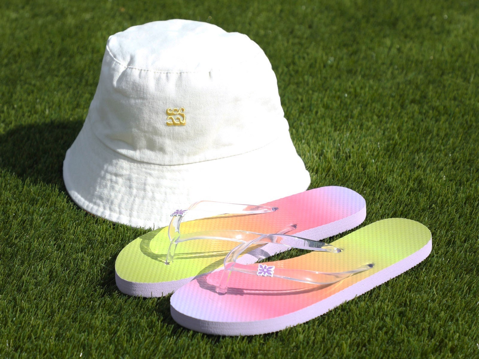 Packs bucket hats and flip-flops