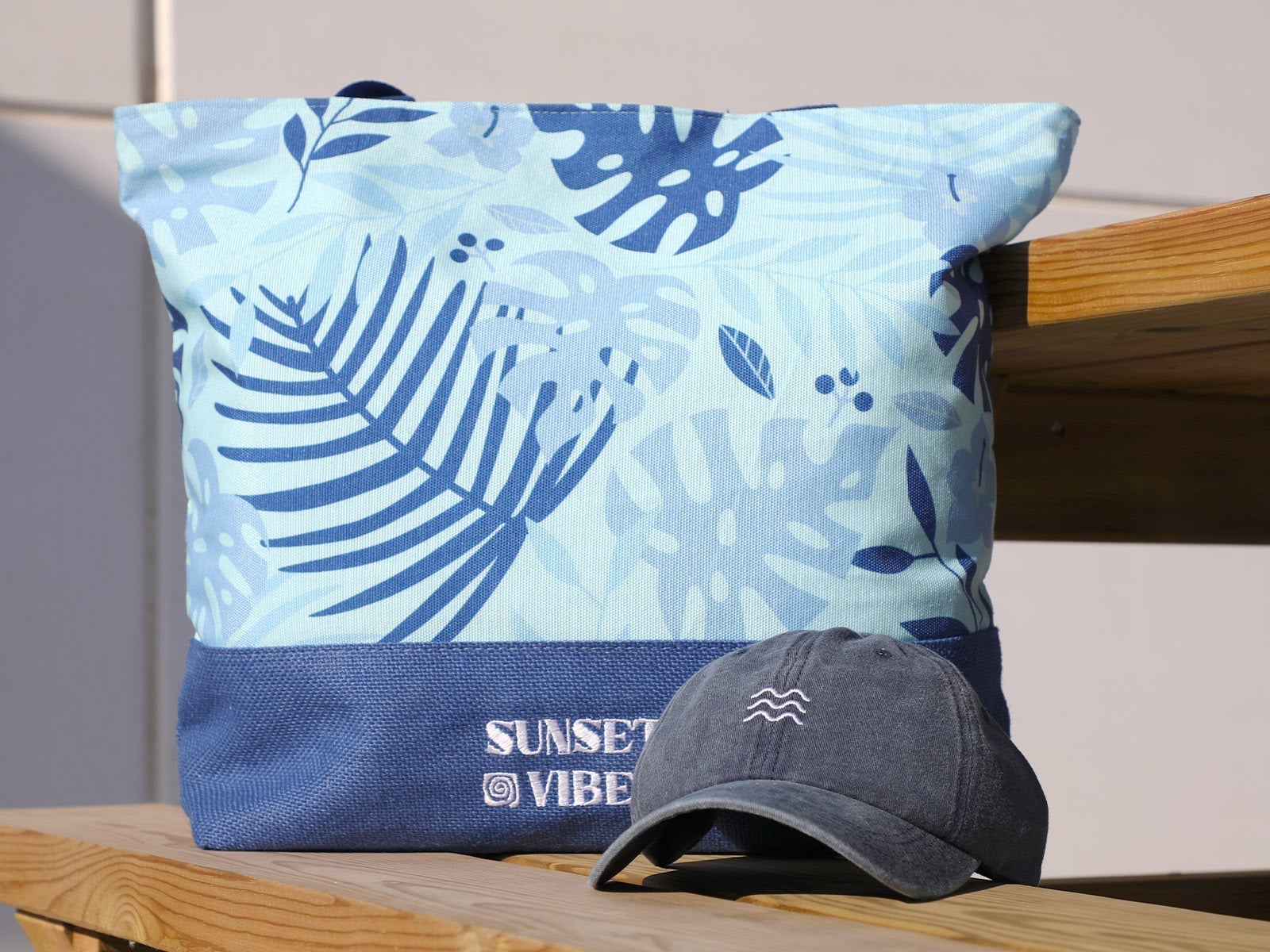 Packs beach bag and hat