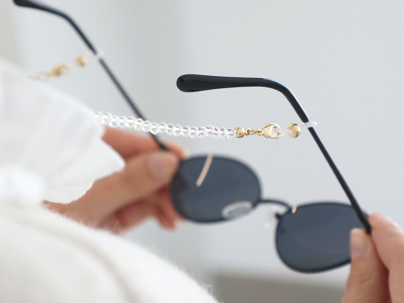 Transparent beaded glasses chain