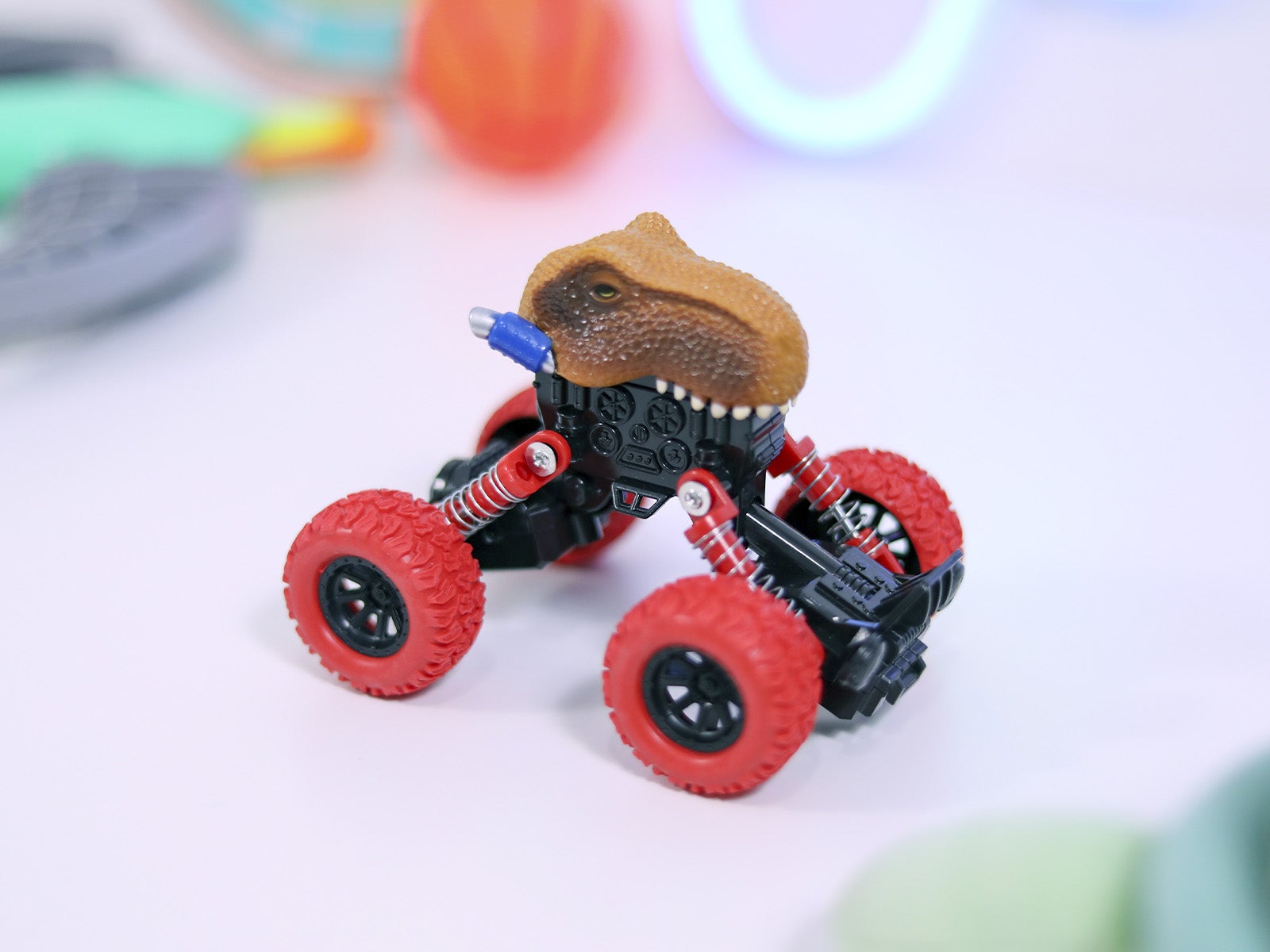 Coche cabeza de dinosaurio rojo