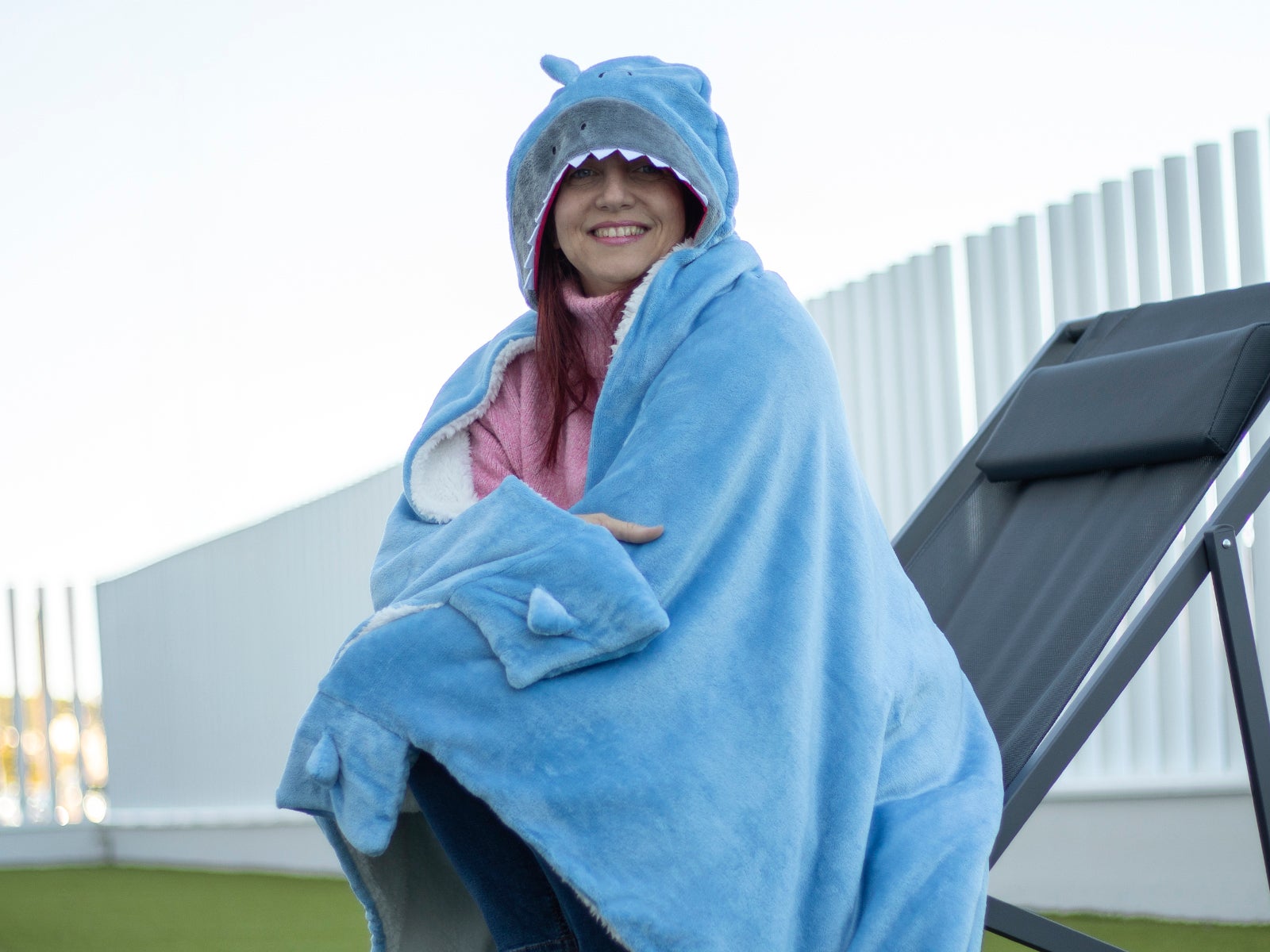 Manta con capucha tiburón