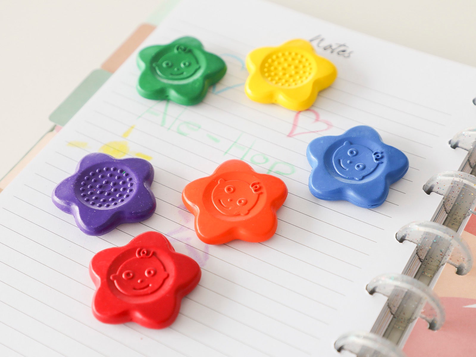 Lápices de cera de colores con estrellas