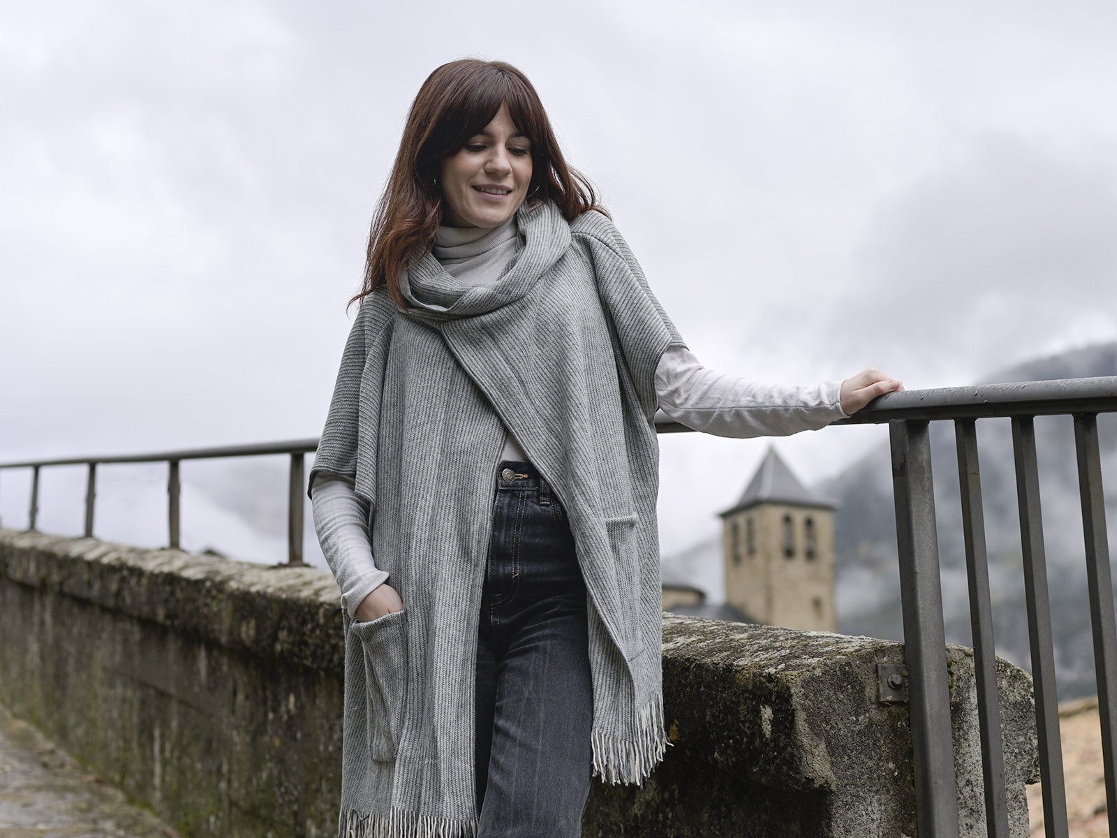 Poncho con collo grigio