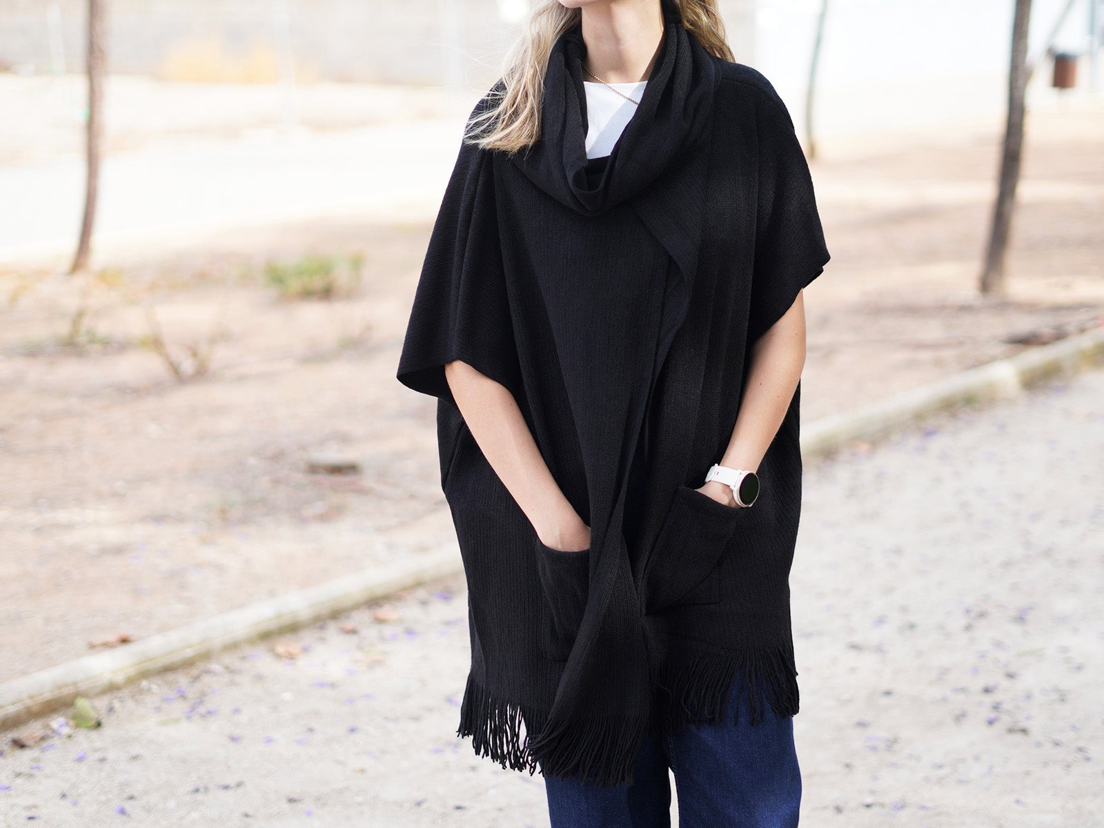 Poncho com manga volante preto
