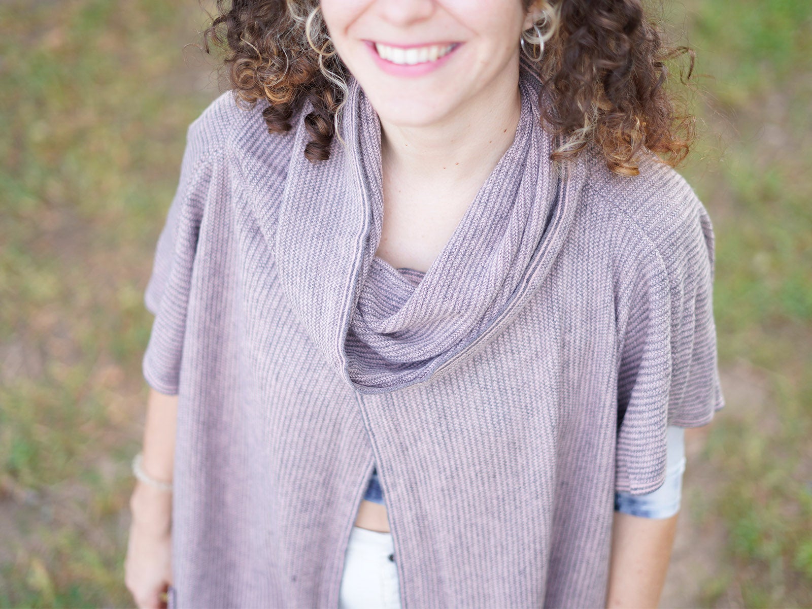 Poncho com manga volante cinzento