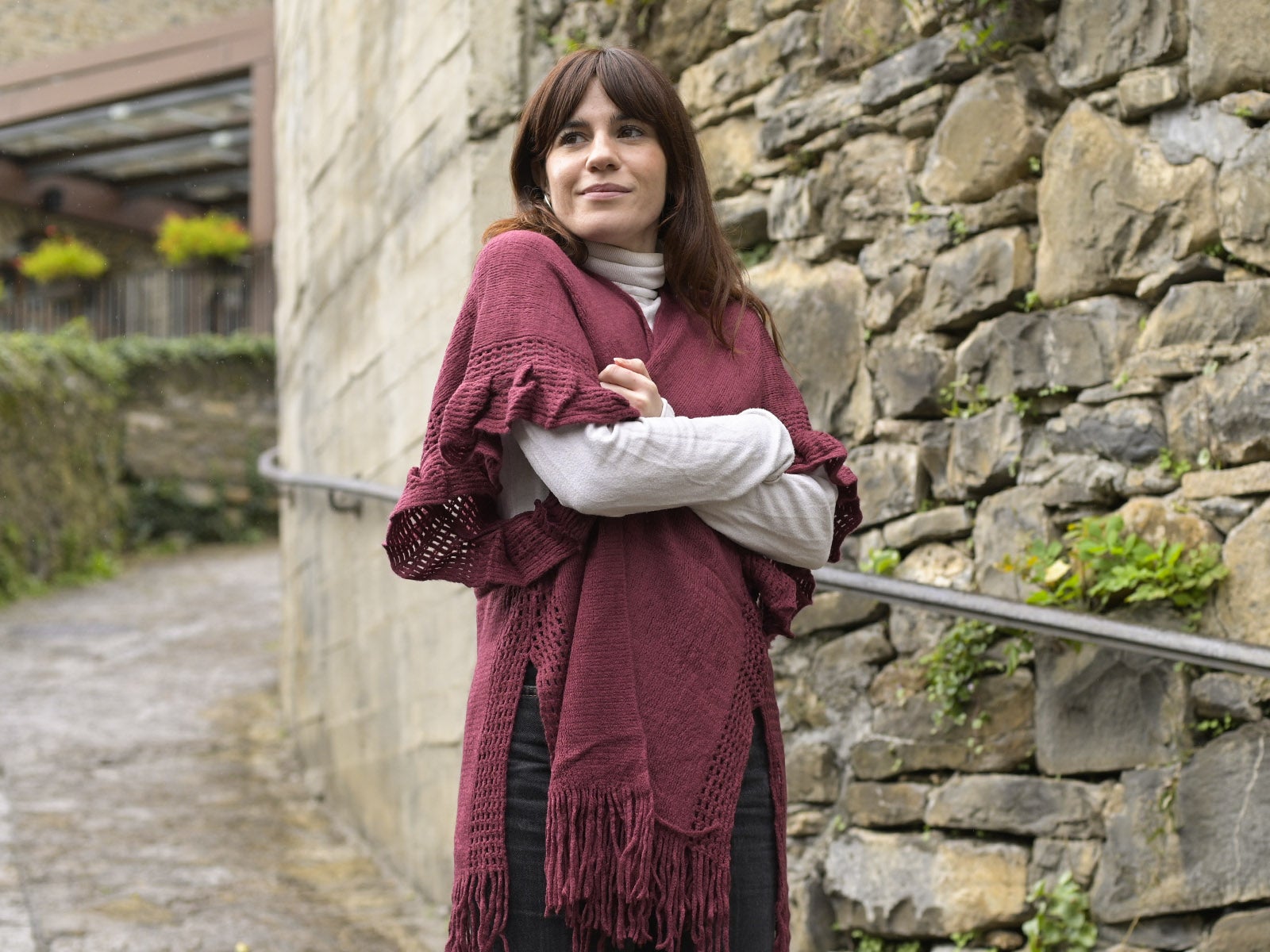 Poncho com manga volante bordô