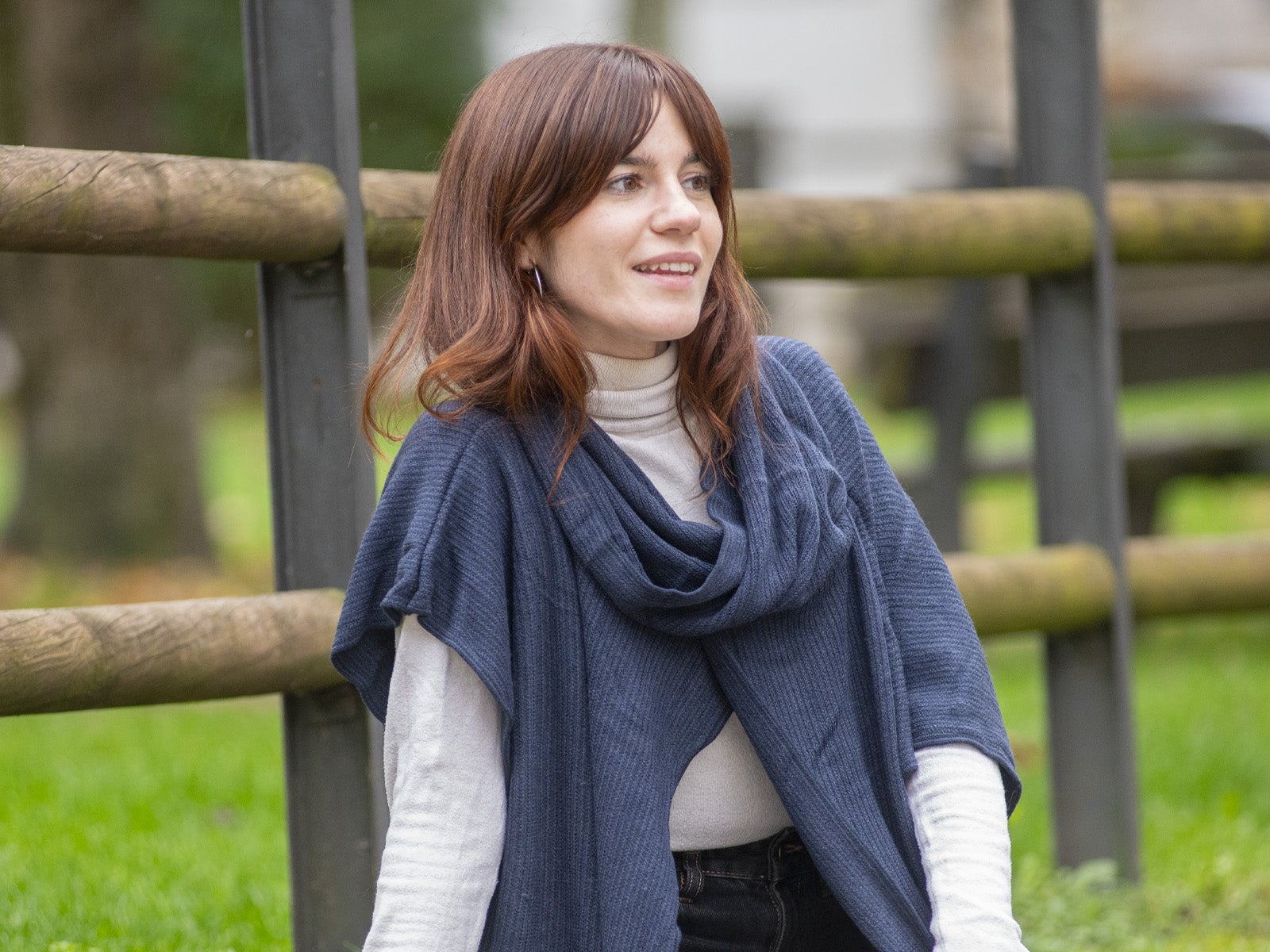 Poncho de colarinho azul marinho