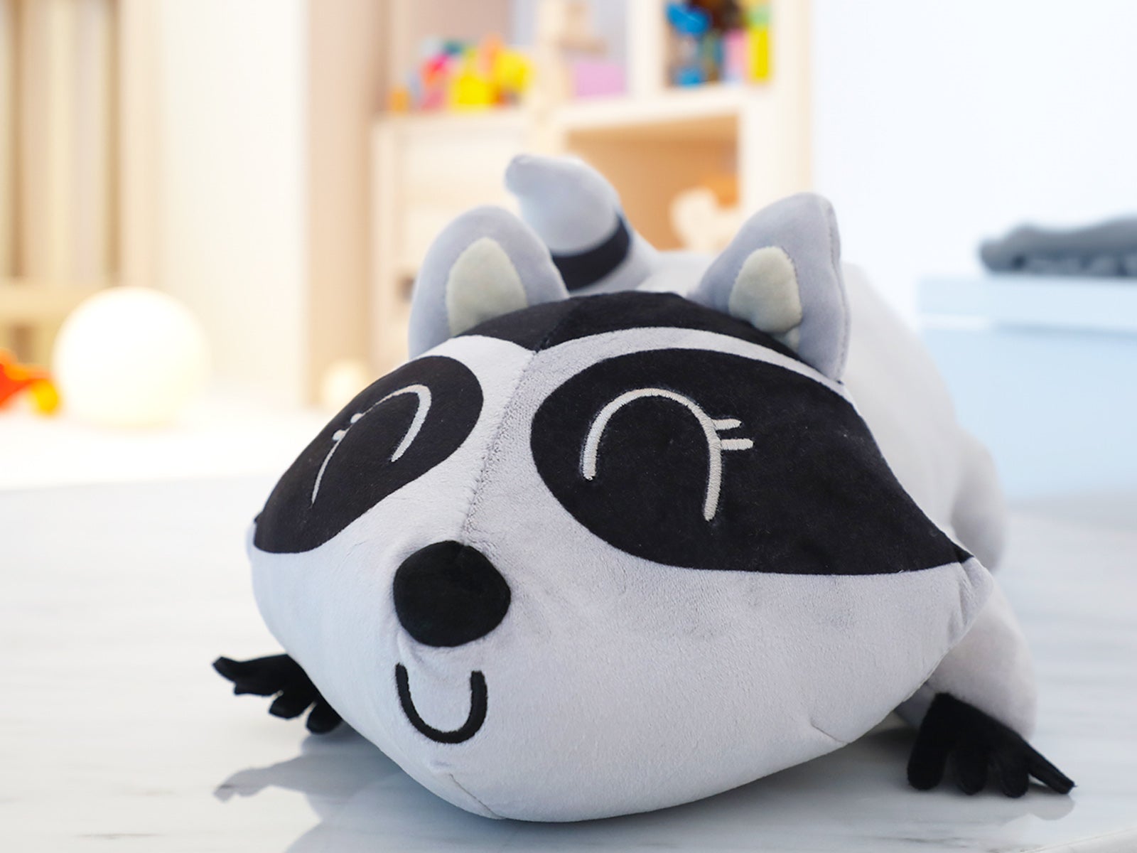 Peluche acostado mapache