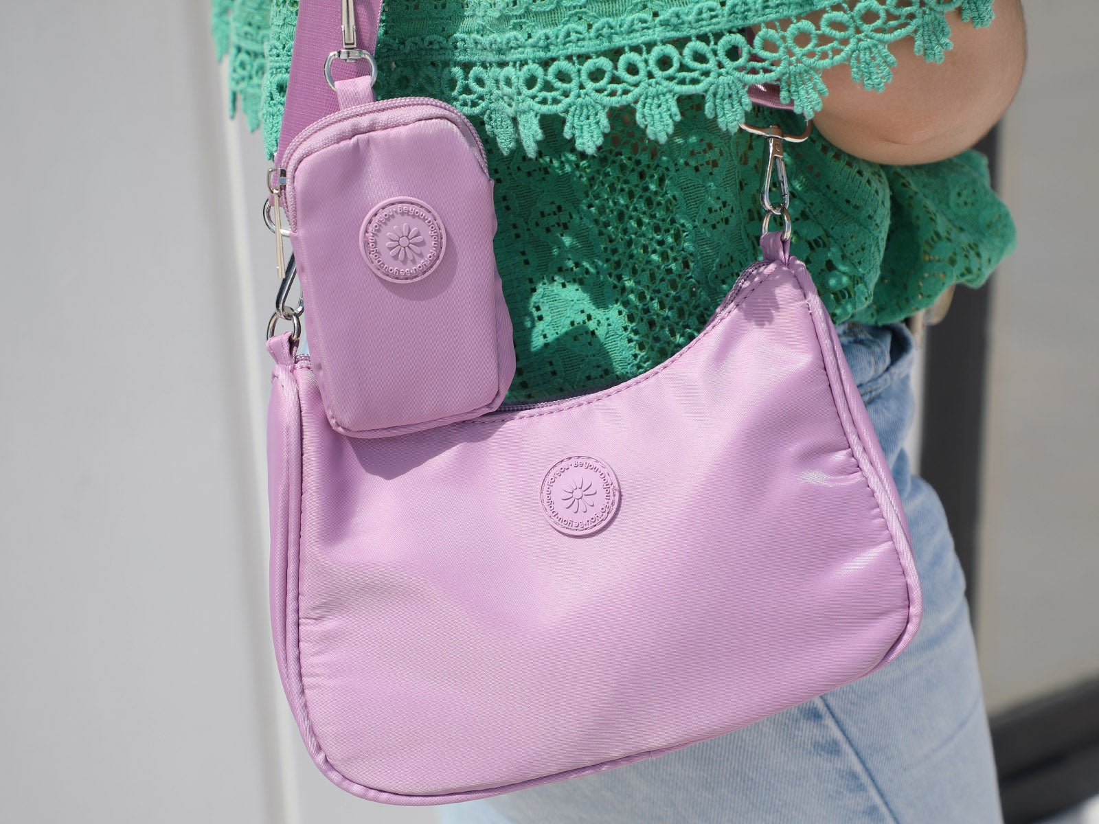 Bolso alargado con asa malva