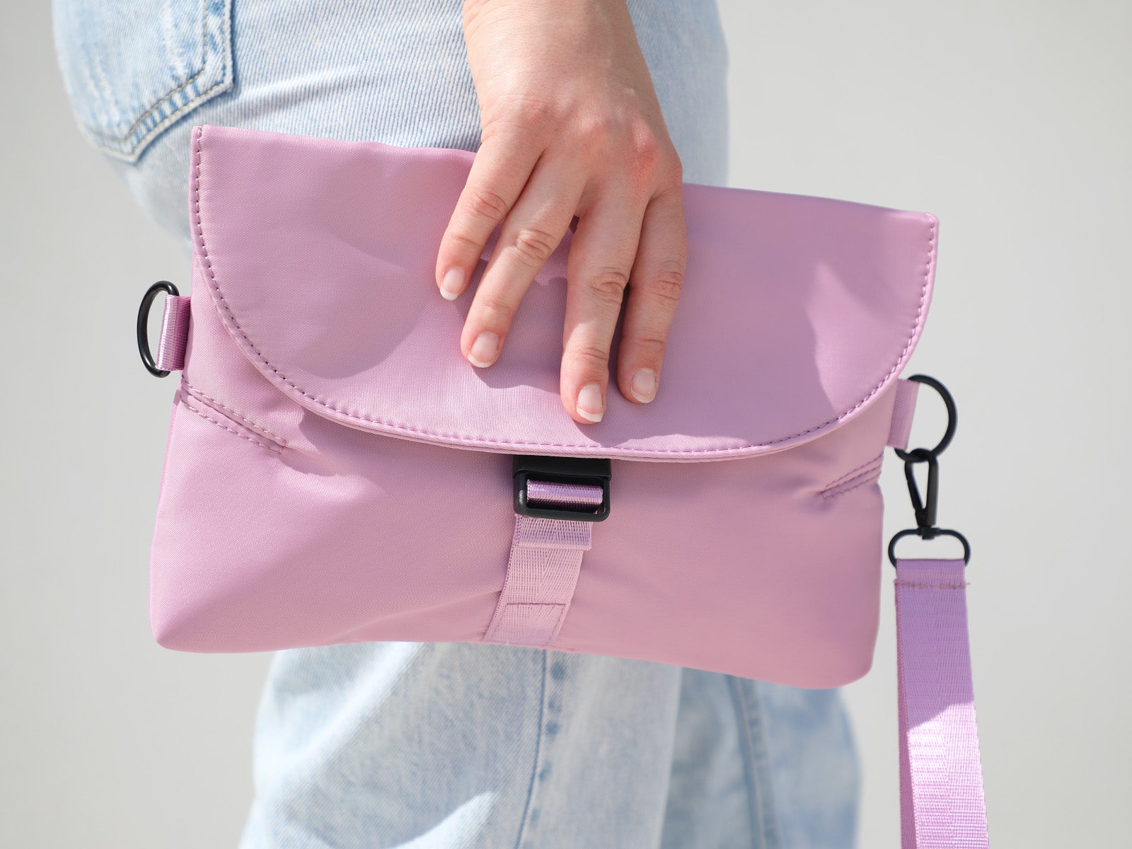 Bolso bandolera con solapa color malva