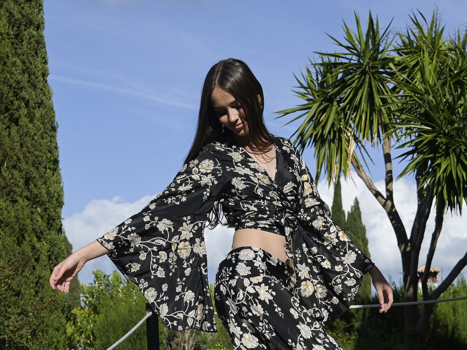 Flowy top long sleeve floral black