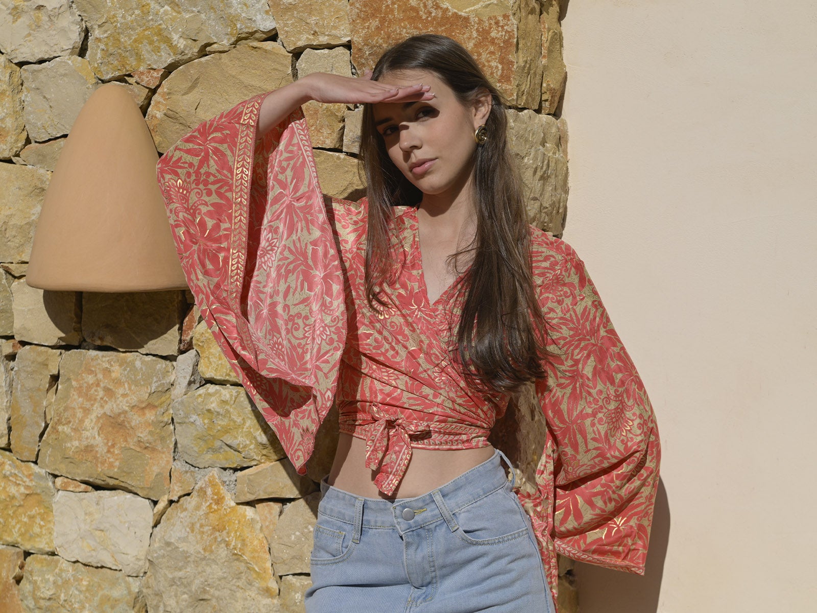 Top fluido floral rojo de manga larga