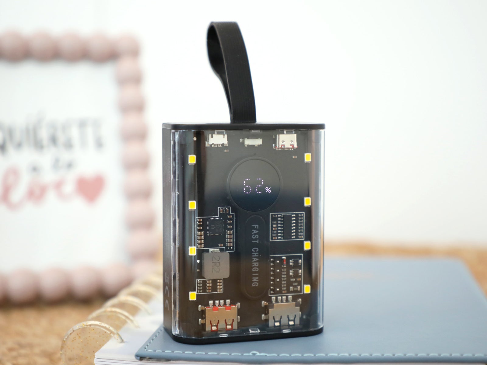 Power bank 10.000 mAh – Transparente negra con indicador LED