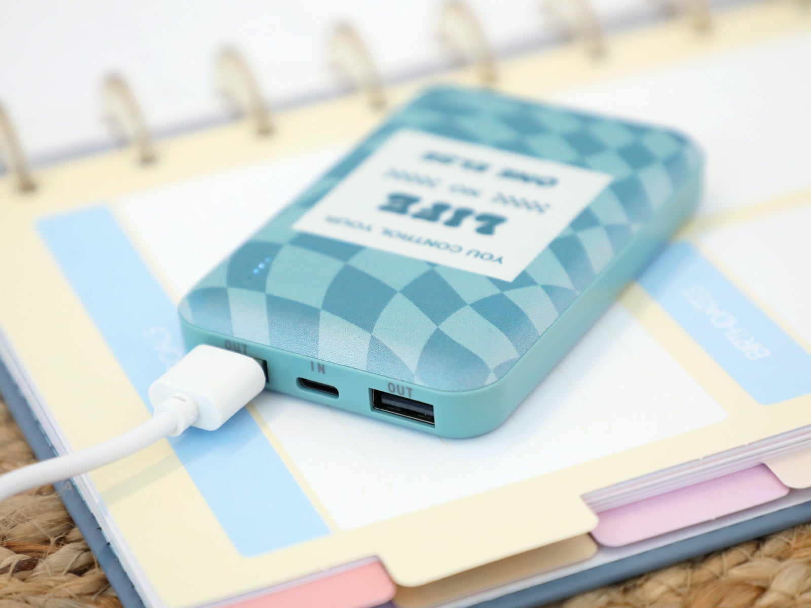 Batería portátil 5000 mAh – Diseño cuadros azules