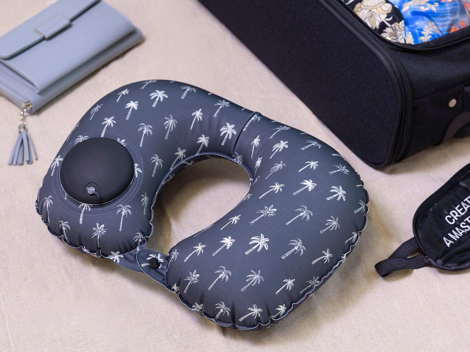 Self-inflating travel cushion black with palm tree