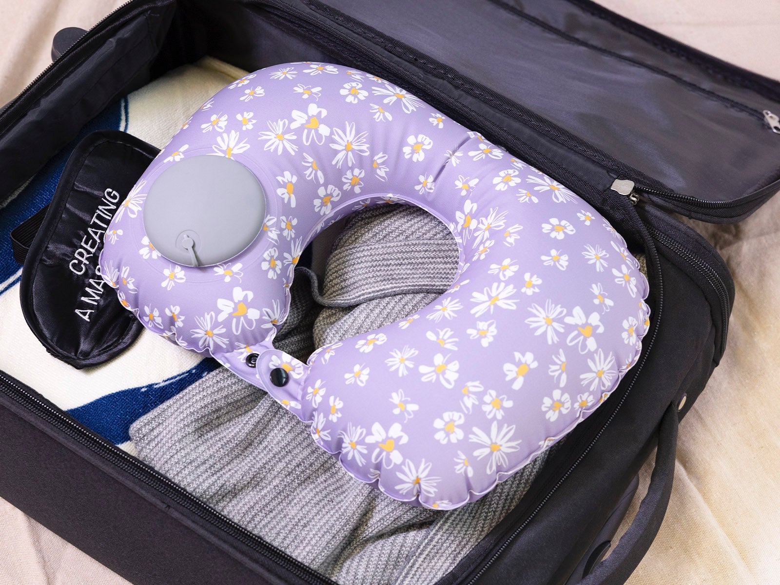 Self-inflating travel cushion lilac