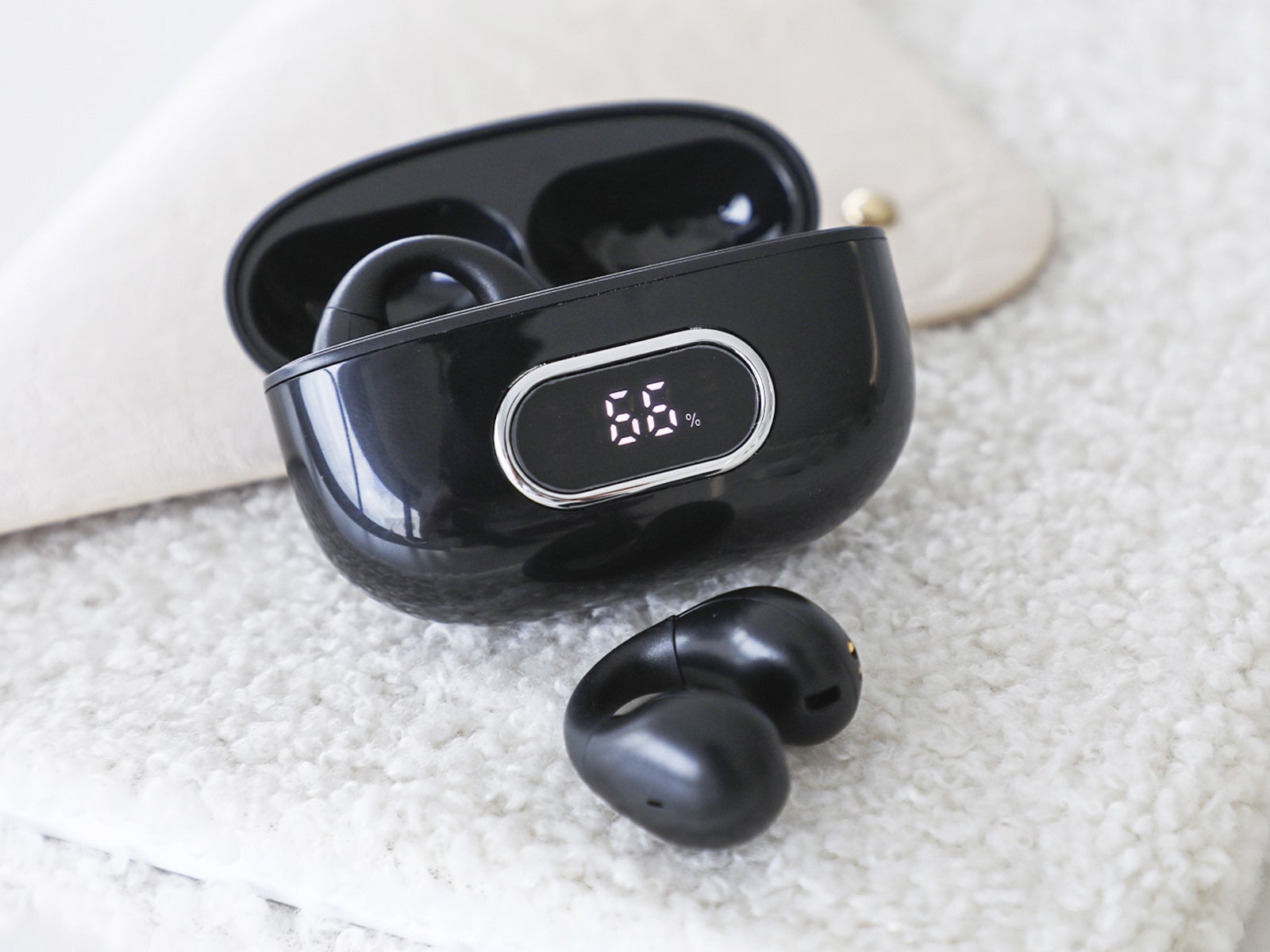 Auriculares inalámbricos negros modo clip